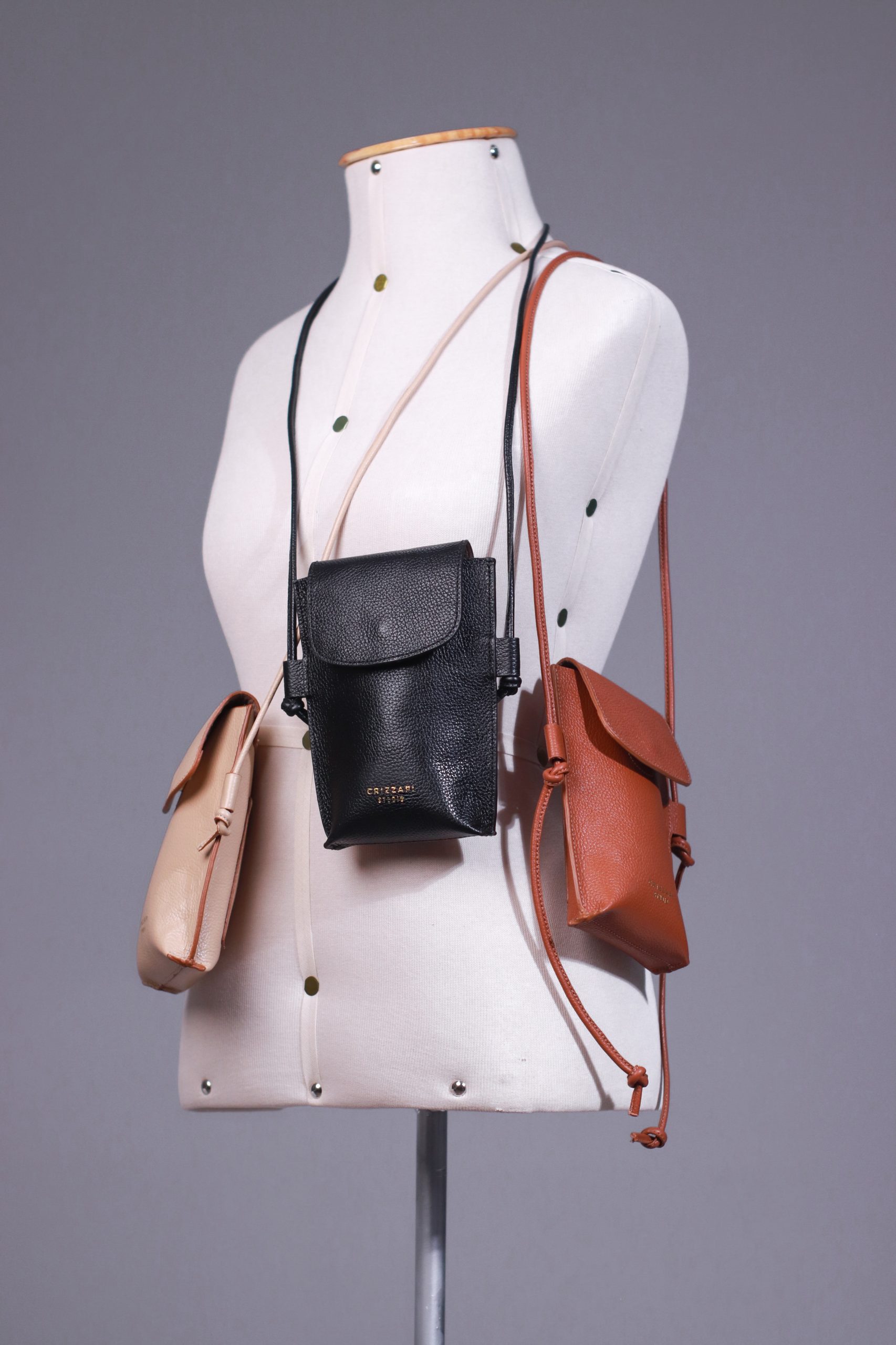 bolsa-de-couro-legítimo-porta-celular-cr-11323-crizzapi